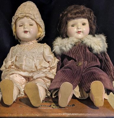 写真：色白の女の子の人形2体が並んだ写真