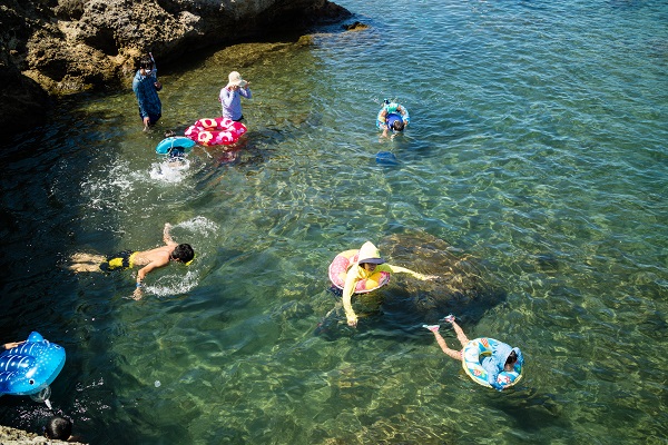 番神海水浴場で楽んでいる子供たちの写真