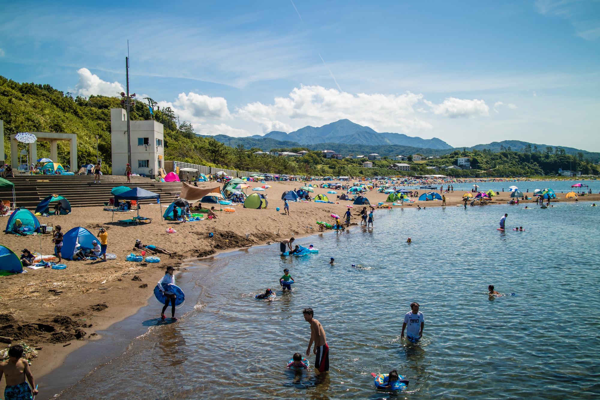 番神海水浴場の様子。奥に米山が見えます