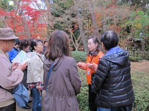 写真：観光客に松雲山荘内を案内するボランティアガイドの女性