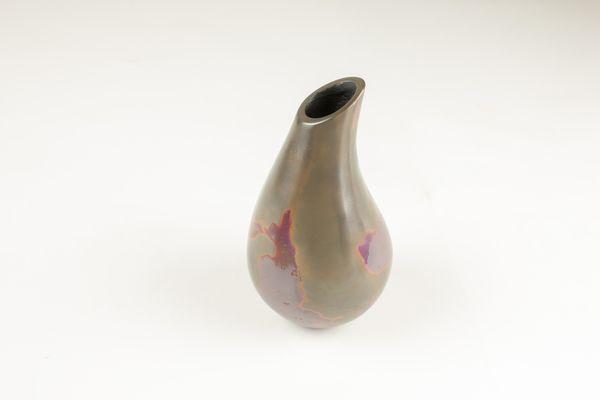 斑紫銅で作られた、しずくのような形の花器