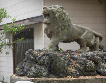 待ちを巡っていると現れる柏崎神社のライオン像の写真