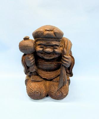 写真：柔和な笑みを浮かべた木彫りの大黒天