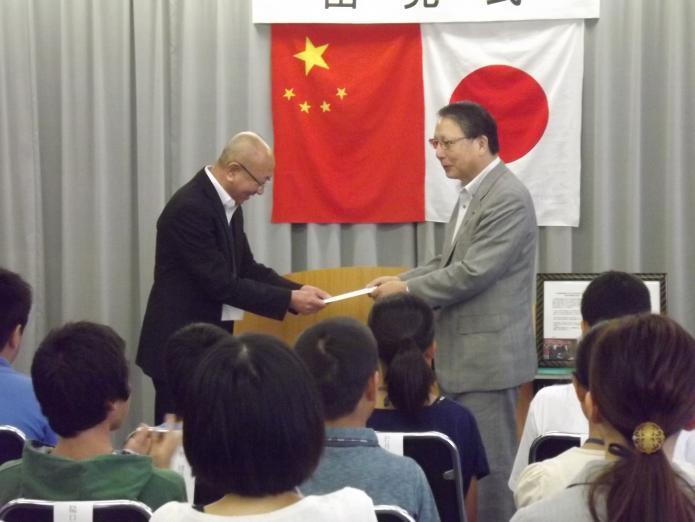 会田市長から本間団長へ親書を渡している写真