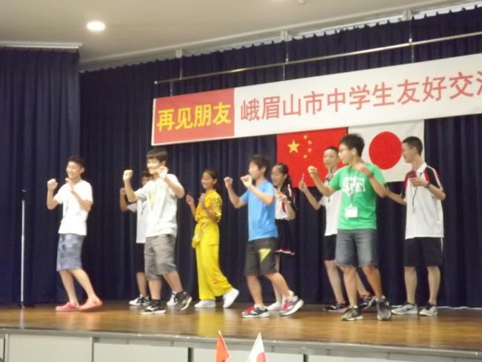 両国の中学生がステージで曲に合わせて踊っています