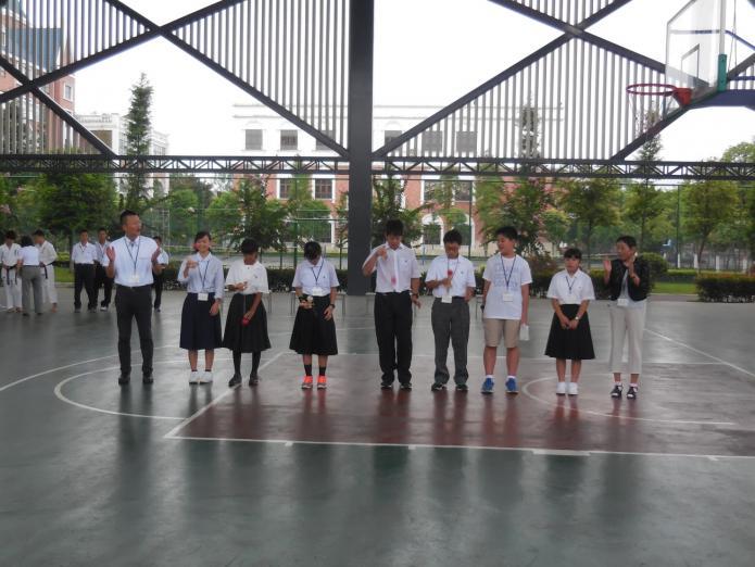 訪問団員の中学生が童謡に合わせてけん玉を披露している写真
