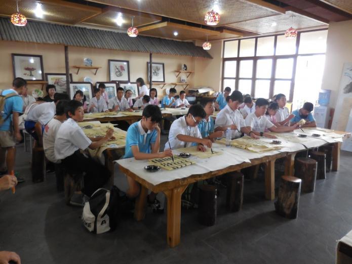 中国でも有名な書家の先生から書道の授業を体験する中学生たちの写真