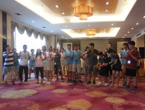 送別会の出し物で歌を披露する中学生たちの写真