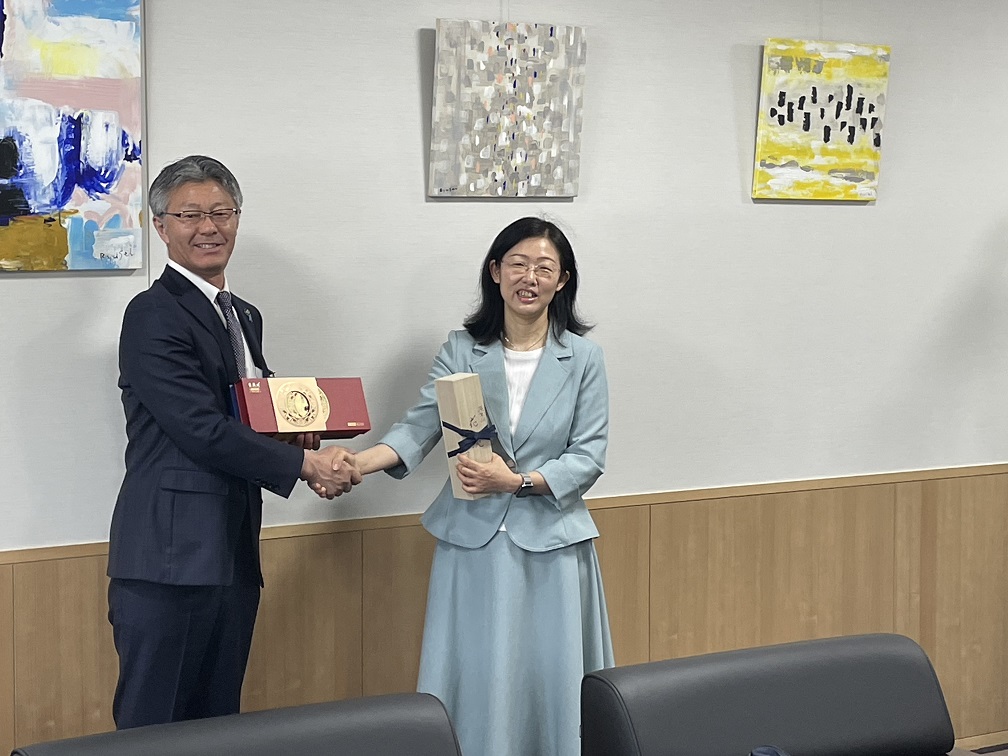 写真：記念品を交換した後、笑顔で握手する櫻井市長と宜昌市の張副市長