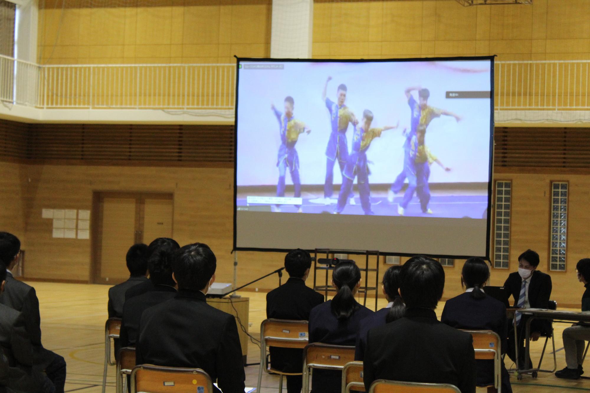 峨眉山市第二中学校生徒の演武を見ている柏崎市第五中学校の生徒の写真