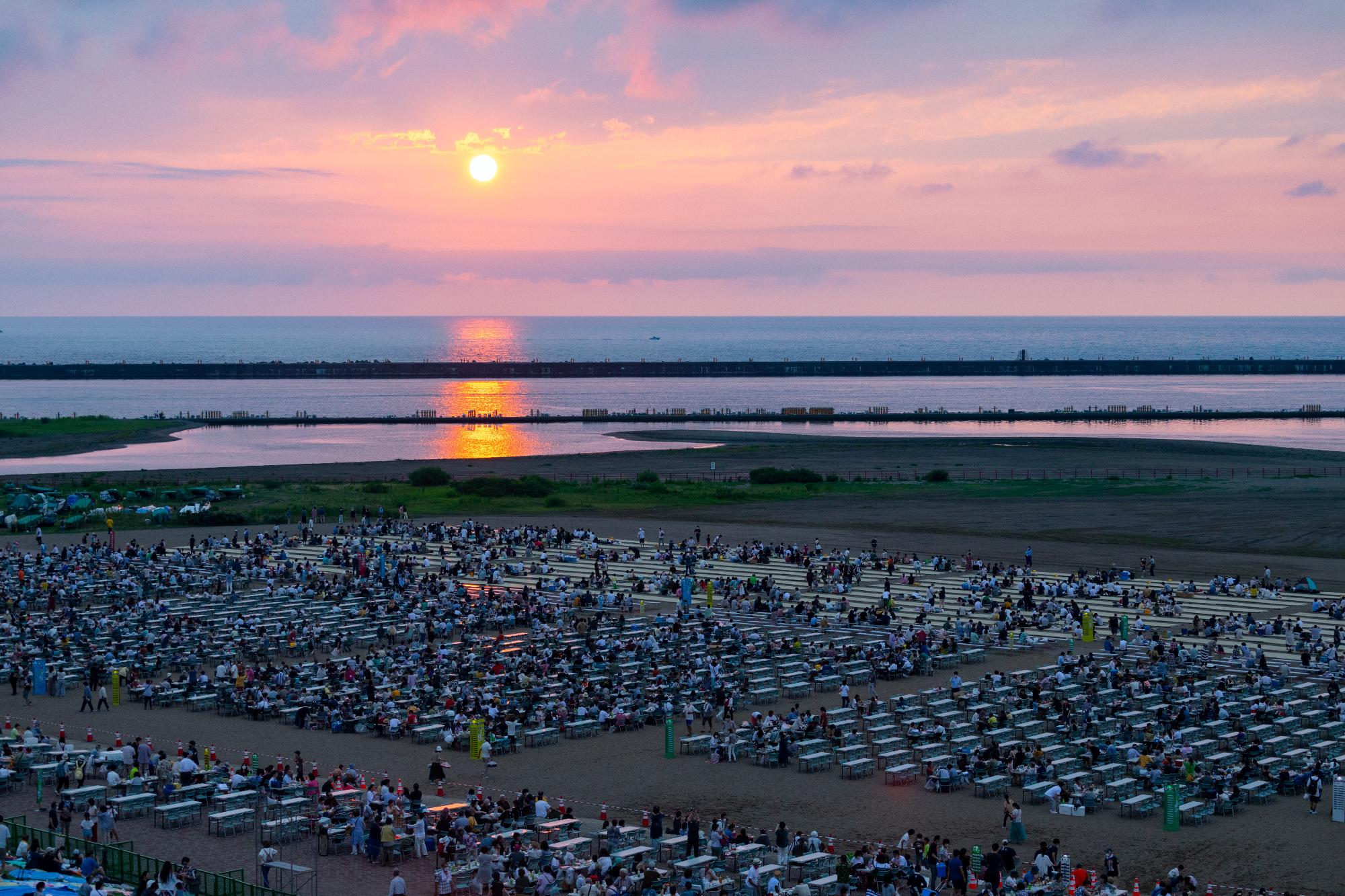 写真：夕日が沈みかけている打ち上げ前の会場