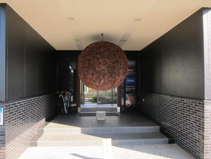 酒彩館入口の大きな杉玉の写真