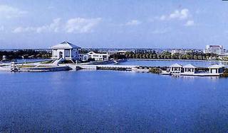青い海の海上に建てられている広々とした周恩来記念館（楚州区）の写真