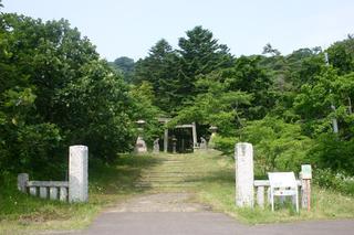多種多様な樹木が生い茂る宮川神社社叢（しゃそう）石門の建つ入口の写真