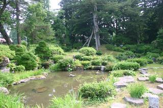 大小さまざまな飛び石が配置されている静雅園の池の写真