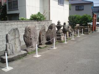 フグアン跡に大小さまざまな石碑が並んでいる写真