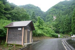 きれいに整備された遊歩道の脇に山小屋のようなトイレも設置されている写真