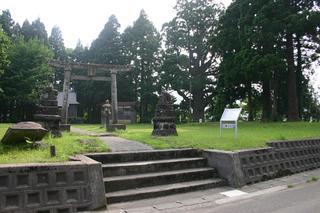 境内はきれいに手入れされた芝生が広がり、どっしりと構えた石の鳥居がたつ黒姫神社の入口の写真