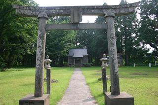 どっしりと構えた石の鳥居をくぐると境内はきれいに手入れされた芝生が広がり正面に黒姫神社が建っている写真