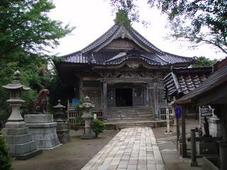 石畳の参道の正面に建つ豪華な彫刻が施されている妙行寺境外仏堂の番神堂の写真