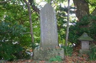柏崎総合高校の敷地内にある「宇佐美駿河守、枇杷島城趾」と刻まれた石碑の写真