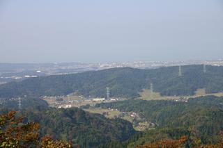 金倉山山頂から見た緑が豊富な柏崎市街地の風景の写真