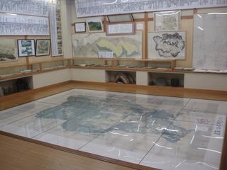 石黒村絵図が床中央に展示されている展示室の写真