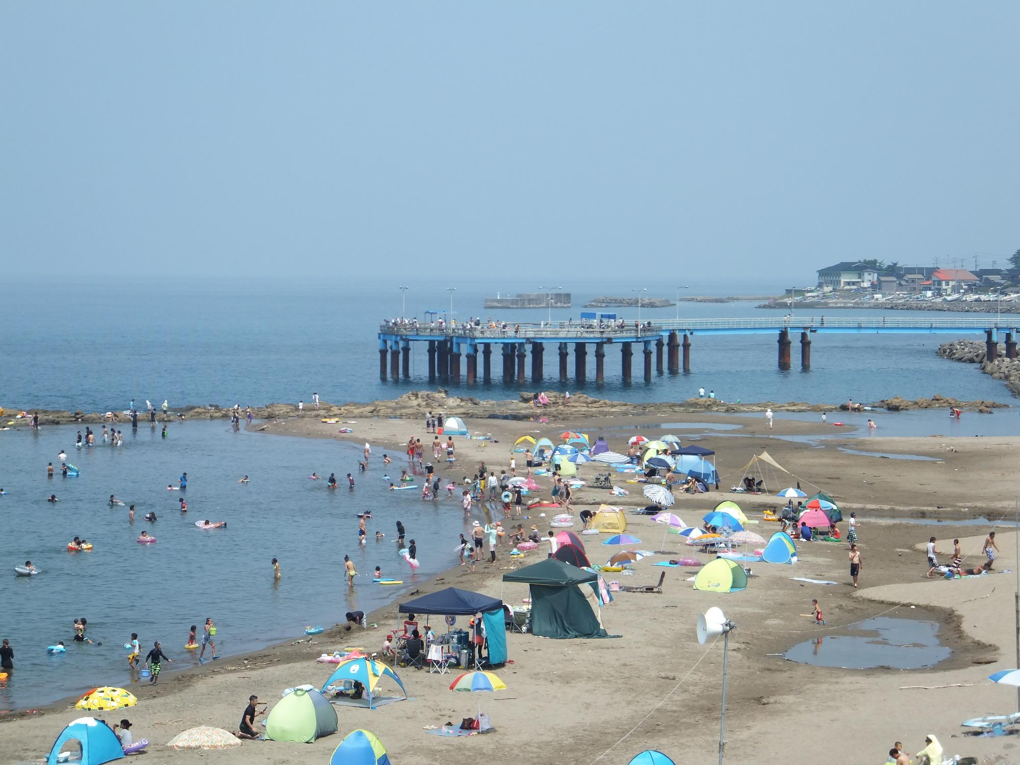 青い海と砂浜が広がる石地海水浴場