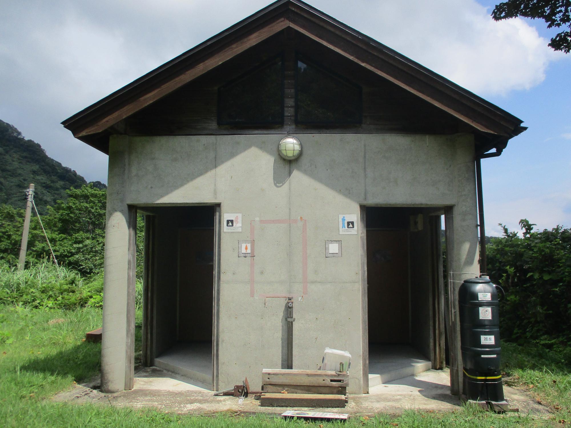 磯之辺コース登山口にある水洗トイレ