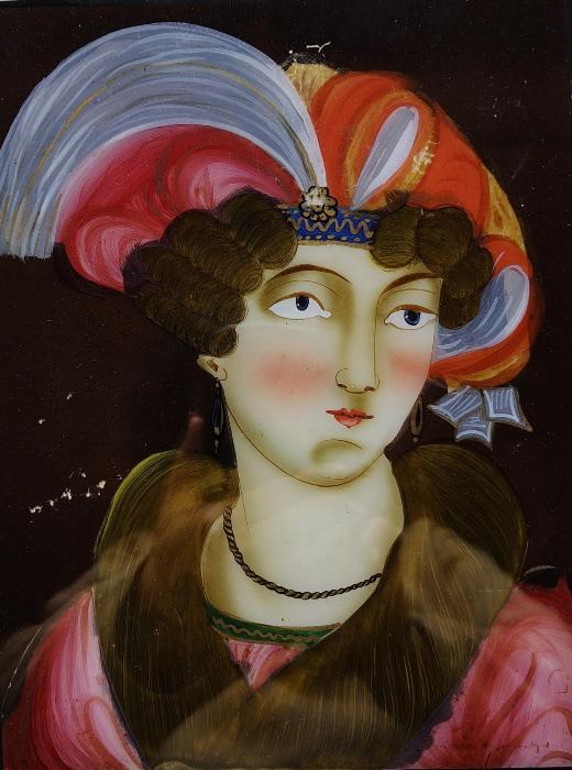 写真：華やかな羽飾りの帽子と、毛皮の襟を身に着けた女性が描かれたガラス絵