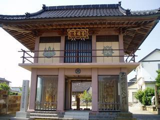 門前に不許葷酒入山門の碑が厳めしく立っている瓦屋根の立派な香積寺の山門の写真