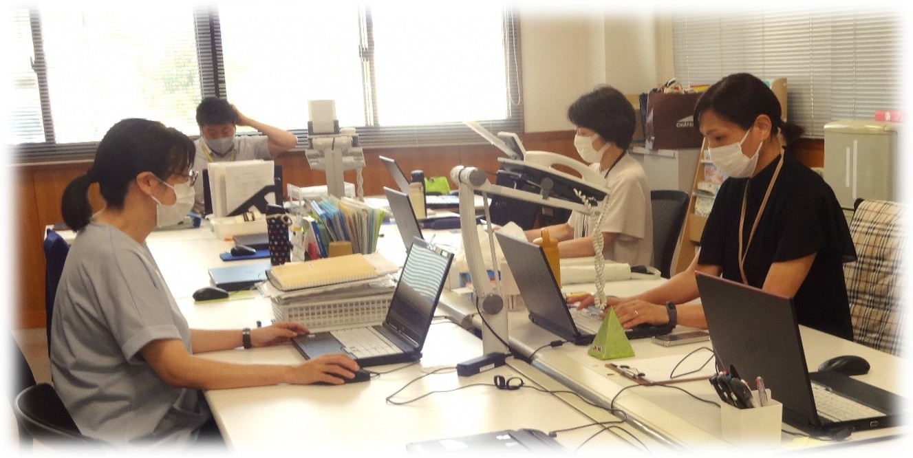 写真：障害者就業・生活支援センターこしじの事務室内の様子