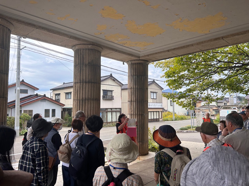 写真：まちからのピロティで地形の成り立ちを、参加者に説明するボランティアガイド