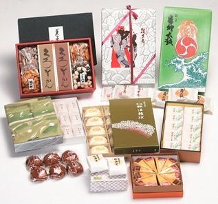 柏崎を代表する和菓子、洋菓子が並ぶ写真