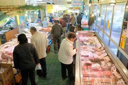 日本海鮮魚センター店内での買い物客の写真