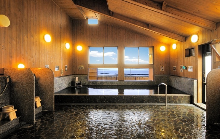 写真：大崎温泉雪割草の湯の内湯。壁や天井には木材がふんだんに使用されています。
