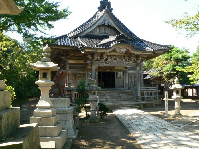 緑の木々に囲まれ、参道は石畳がきれいに敷かれている番神堂の写真