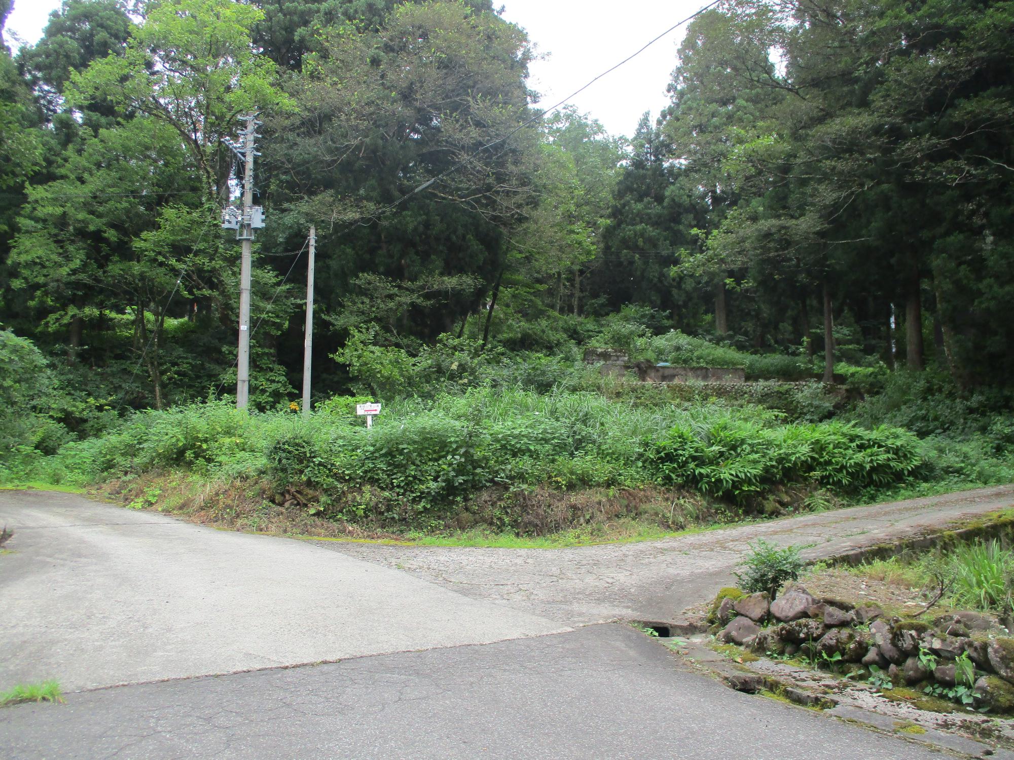 登山口へ向かう途中の突き当り