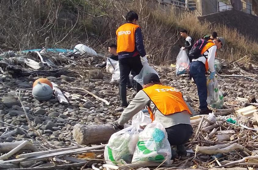 写真：青海川海岸に漂着したごみを拾い集める清掃ボランティアの皆さん