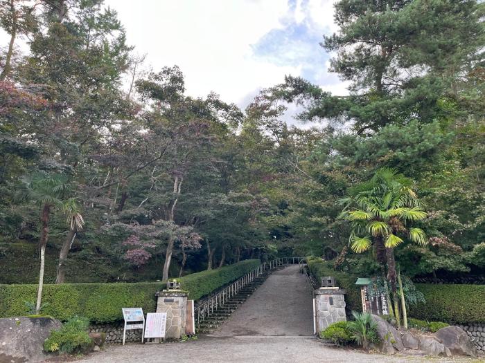 写真：10月21日の松雲山荘正門。まだほとんどの木が青葉の状態です。