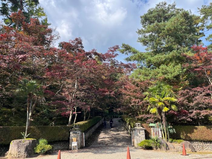 写真：11月7日の松雲山荘正門の様子。入口付近の木々が赤く色づき始めています