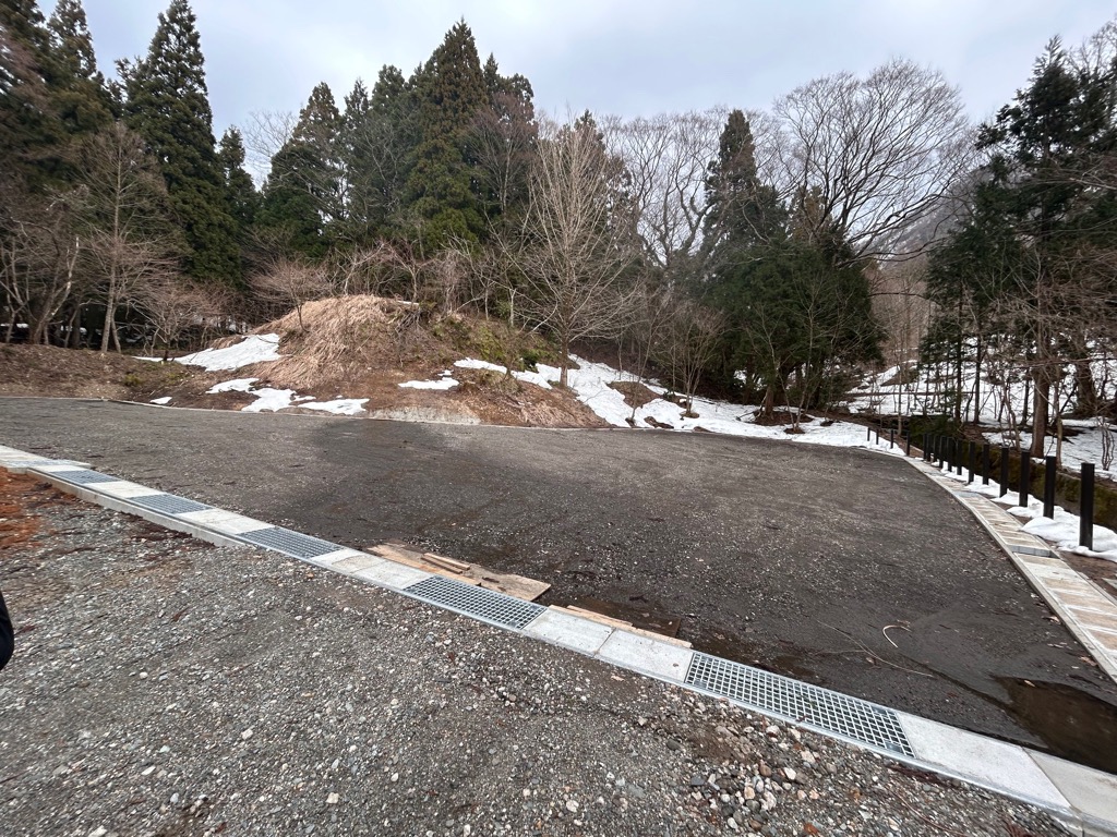 写真：大型バス駐車場。バス3台程度が駐車できます