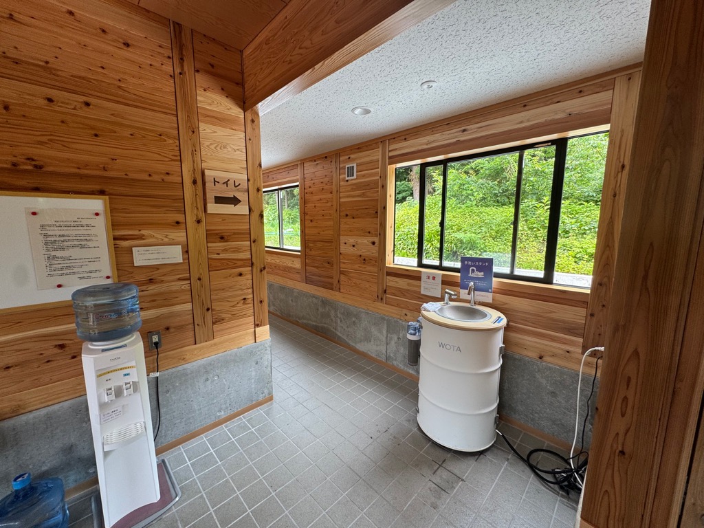 写真：玄関にせっちされたウオーターサーバーと手洗い器
