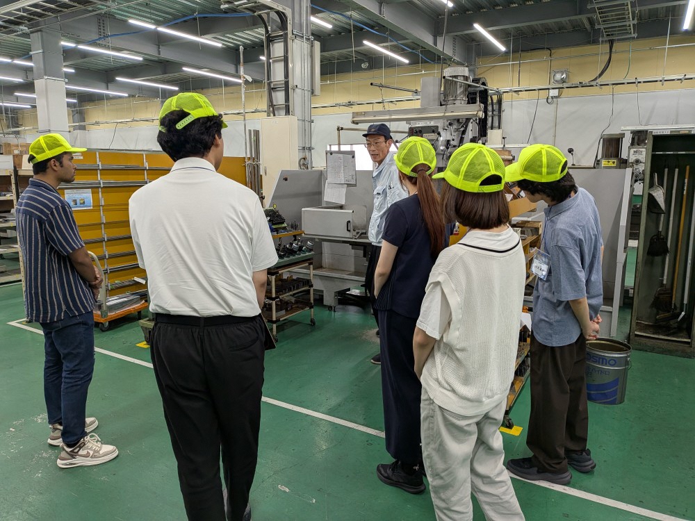 写真：テック長沢の工場を見学する学生たち