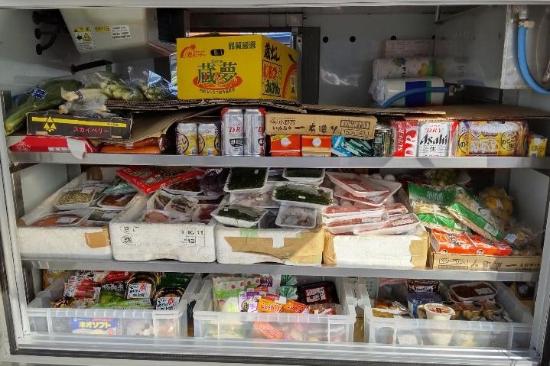 写真：さかたの取扱商品。鮮魚や肉類、野菜、お酒などが冷蔵室に並んでいます。