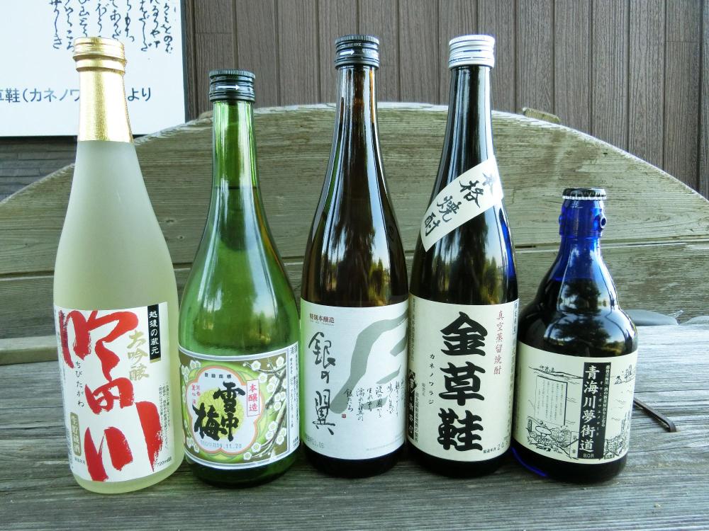 写真：酒の新茶屋で販売する商品。左から「吟田川」「雪中梅」「銀の翼」「金草蛙」「青海川夢街道」