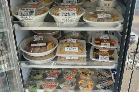 セブンイレブン柏崎新花町店の取扱商品。弁当や総菜、デザートなどが冷蔵室に並んでいます。