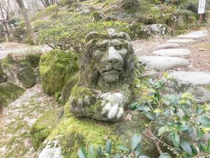 ライオンの形をした庭石
