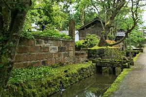 苔むした石垣や小川が風情を醸し出す貞観園の表通り