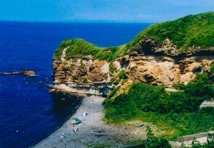 断崖の下に青い海が広がる牛ヶ首（田塚鼻）の風景の写真